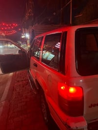 جيب شيروكي مديل 95 كير ومحرك كفاله   متعوب عليه السيارة مابيه اي نقص ش...