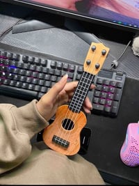 غيتار ديكوري • صغير وخفيف • خشبي جميل