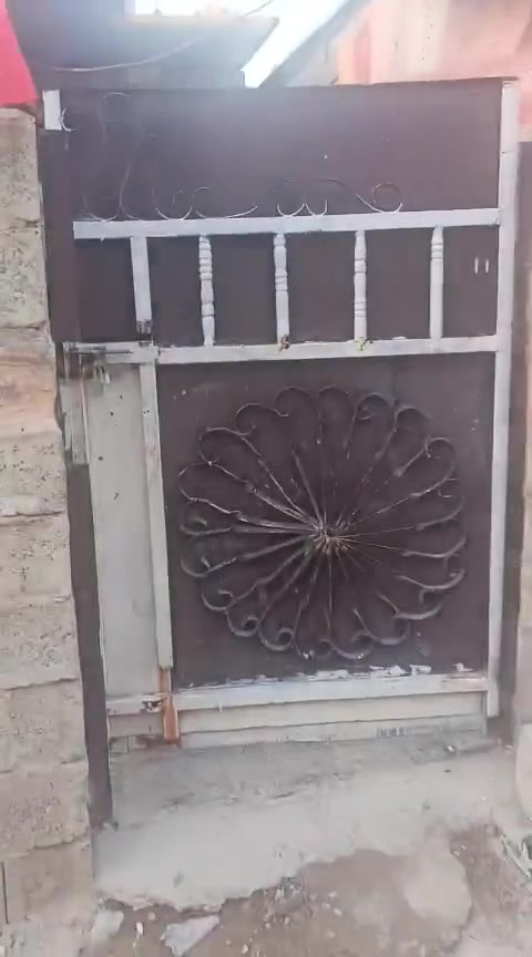 السلام عليكم بيتي للبيع في الزعفرانية في التجاوز بظهر مدرست الشرق مقابيل بيوت الاساتذه بقرب أسواق مريم / ملاحضه البيت فيه ورقه تطويب البيت سندويش على طول البيت المساحه 100متر السعر 15 وبي مجال بسيط البيت كامل مجاري و كهرباء رقم الهاتف *********** غير متواجد على الفيس فقط أتصال
