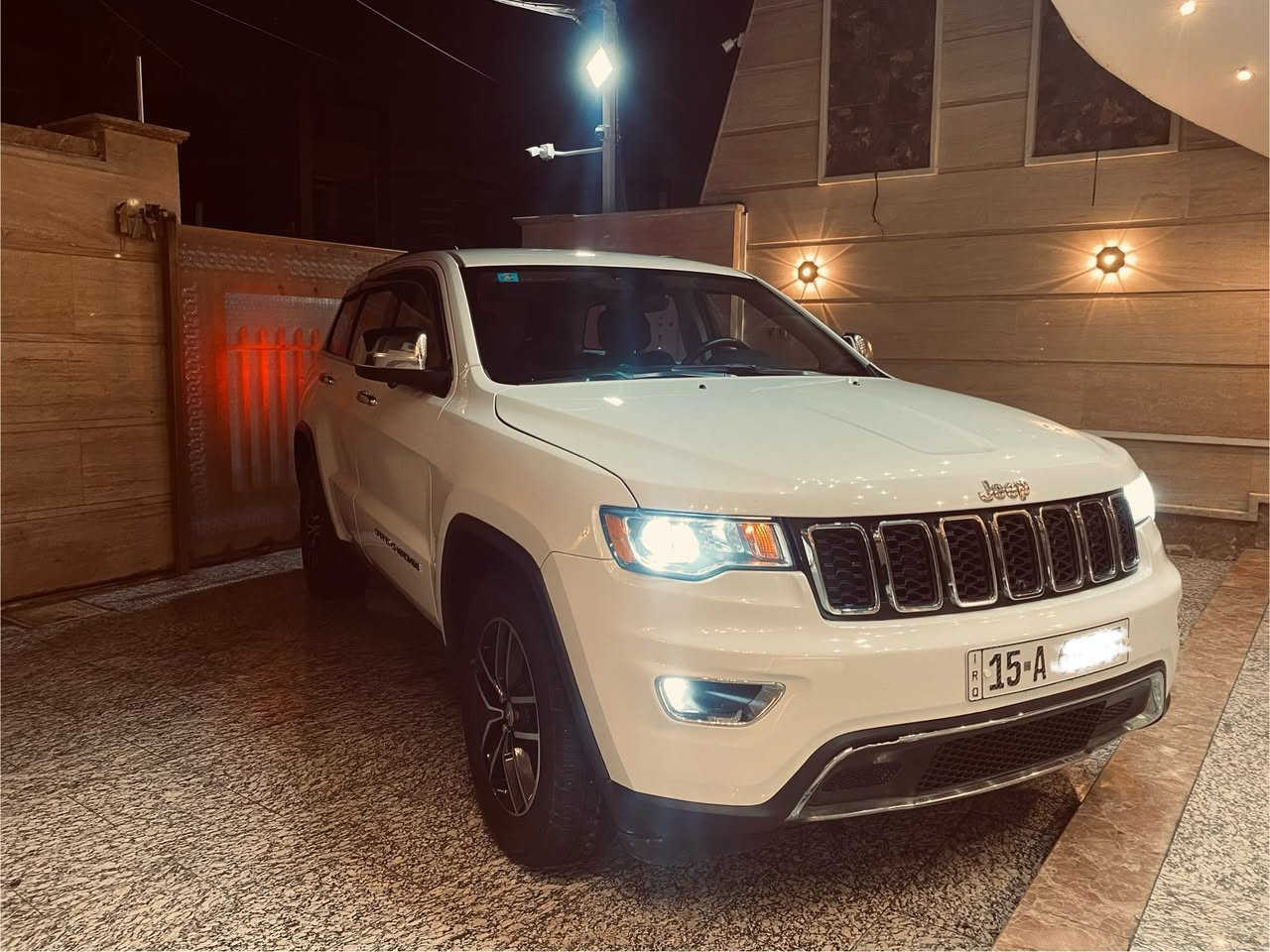 سلام عليكم
جيب لاريدو ٢٠١٧ 
حساسات خلفي 
كامره خلفيه 
منظومه زنون اصلي 
طقم تاير 
باتري جديد 
سستم صوت هارمن + شاشه اصليه مال ٢١ 
السياره داخله كلين هنا صار بيها طخه جاملغ وبنيد صبغ
استفسار اكثر تصل ***********
