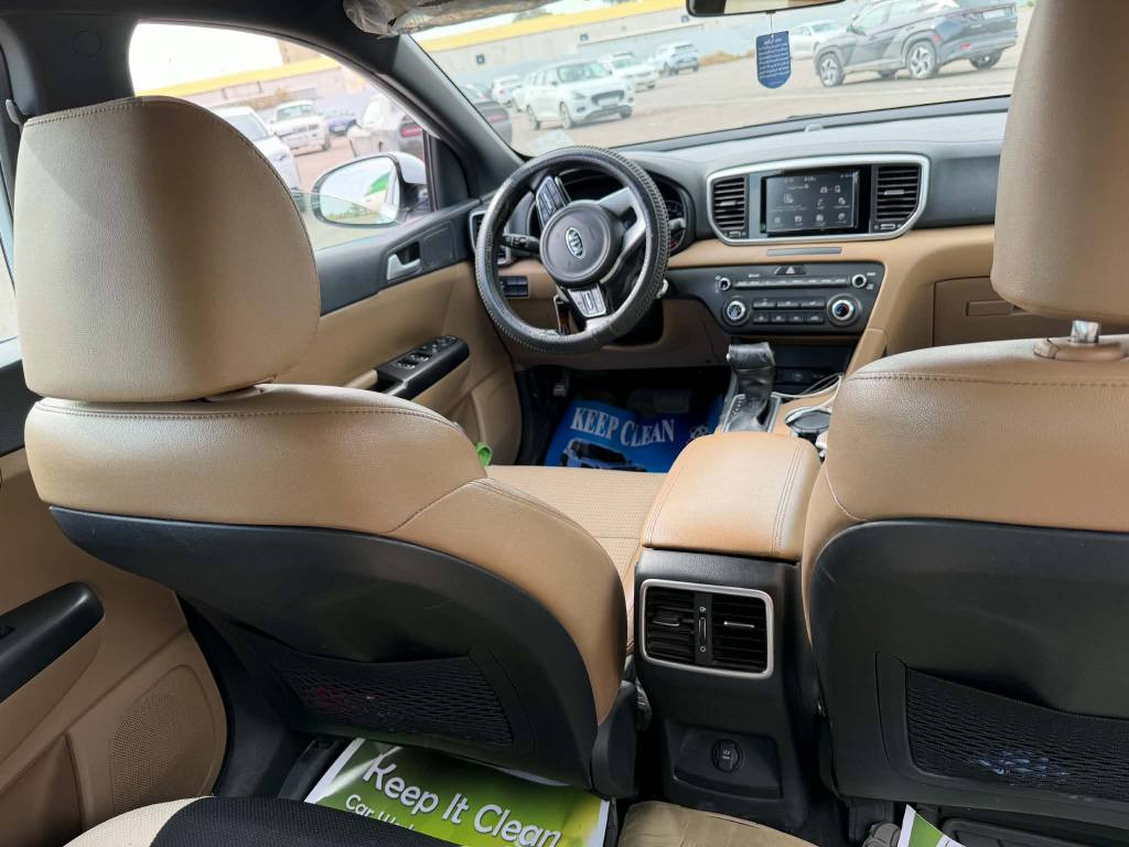 سبورتج خليجي موديل ٢٠٢٠ ماشية ٨٦ الف بيها بارد بالباب الخلفي بسيط كد شبر و الجاملغ الخلفي طخة جدا خفيفة بيها حالوب بسيط 
قطعتين تبريد
مري شفط 
حساس امامي خلفي 
شاشة كبيرة 
كاميرا دوارة 
معروضة ب ١٨٥ و بيها مجال 
***********
مكاني المنصور 
مكلف بالنشر مكلف بالنشر اتصل على الرقم ينطيك تفاصيل بغداد, العراق
