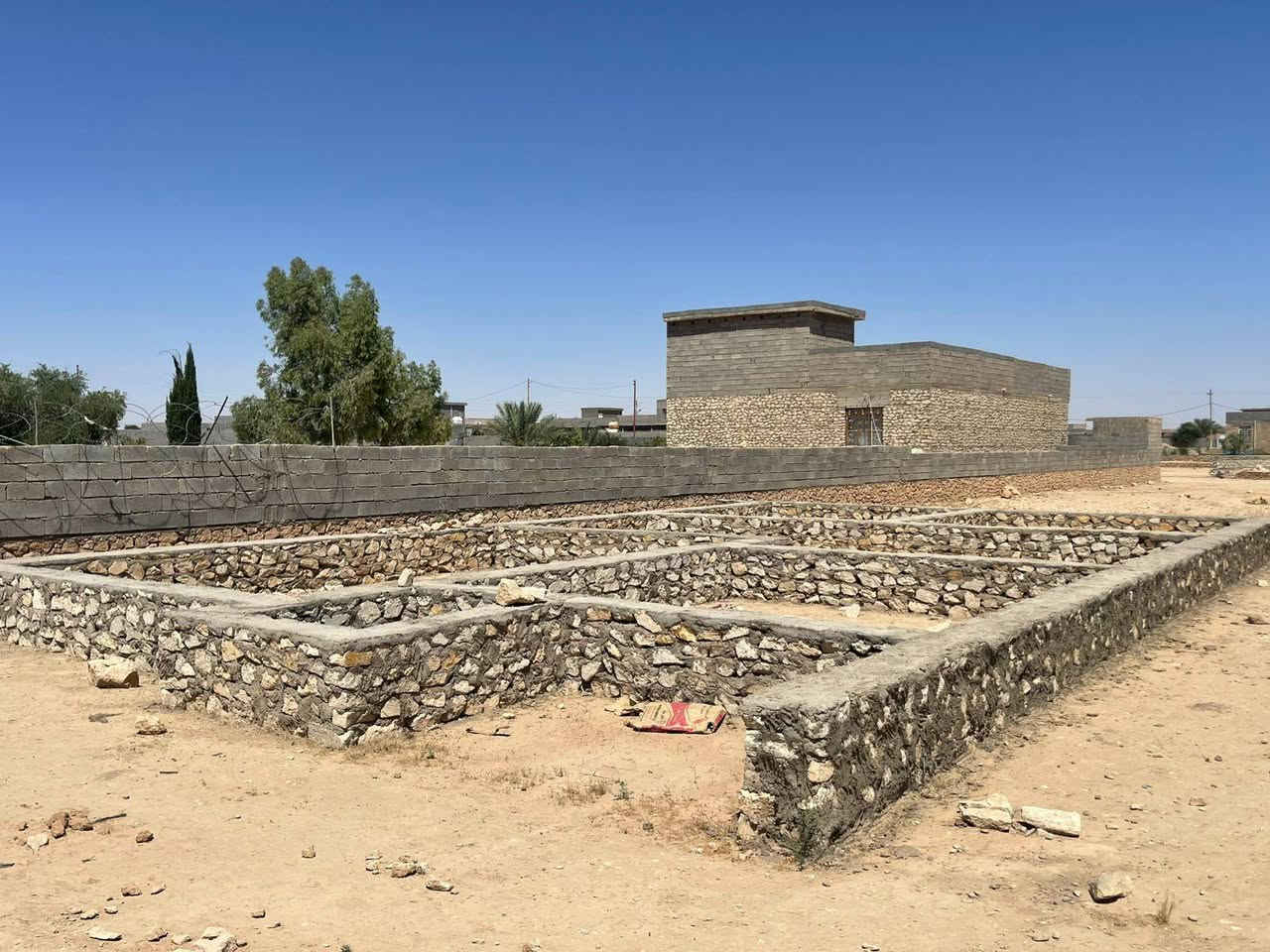 سلام عليكم يوجد قطعة ارض للبيع مساحه 500م.  مع تئسيس كلش مرتب وحلو يتوفر 2غرف مع صاله ومطبخ وديوان استقبال مكان حديثه خفاجيه سعر مناسب باقي الاستفسار ع رقم ***********
