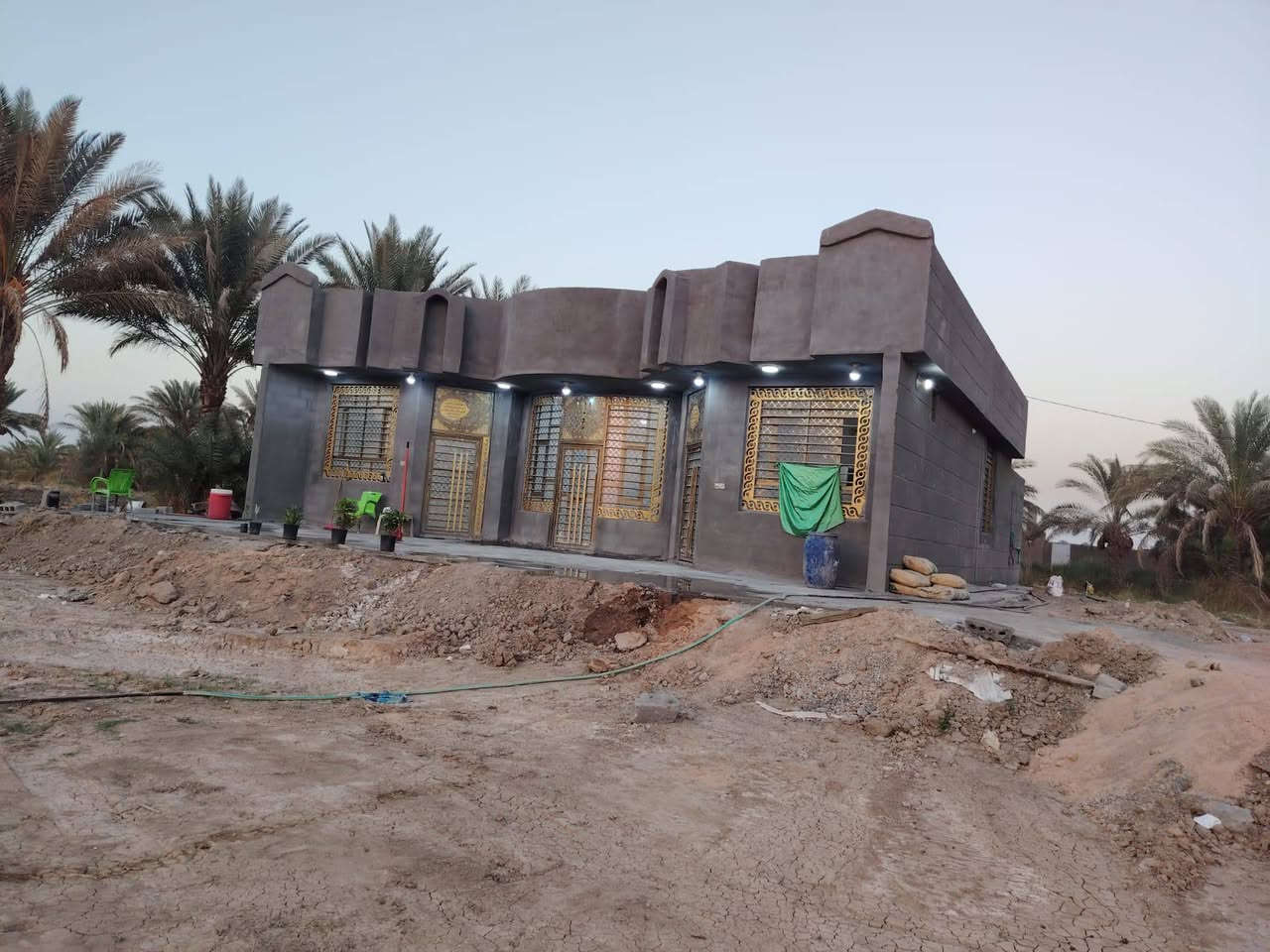 ارض عقد زراعي 3دونم وربع مع دار بناء حديث اولى طريق المهناويه  مساحة الدار 200م من يرغب بالشراء مراجعة مكتب ابو احمد المرشدي في الهنديه حي الجمعيه مقابل صالون حنين اتصل على *********** او***********
