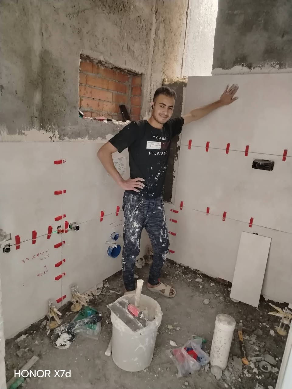 السلام عليكم كادر مصري شغل درجه اولى ليزر تسلم مهندس نشتغل جميع انواع السيراميك والبرسلين مرمر بايات دارج وألواح في بغداد ***********
