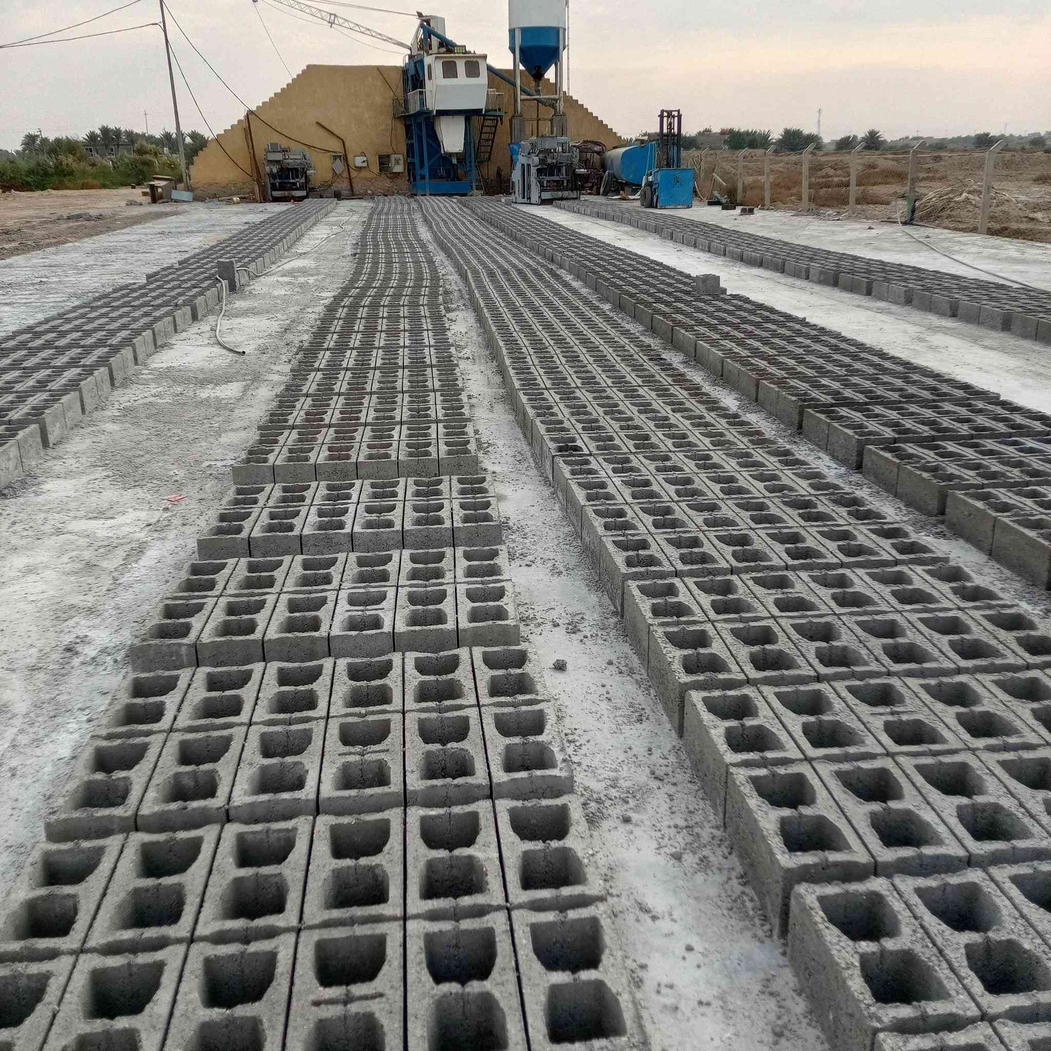 السلام عليكم بلوك شقل درجه اولى وعشرط خبط مركز وحصو ممسر بلوك ظد الأملاح العنوان السماوه فرع الوركاء للأستفسار الأتصال برقم ***********
