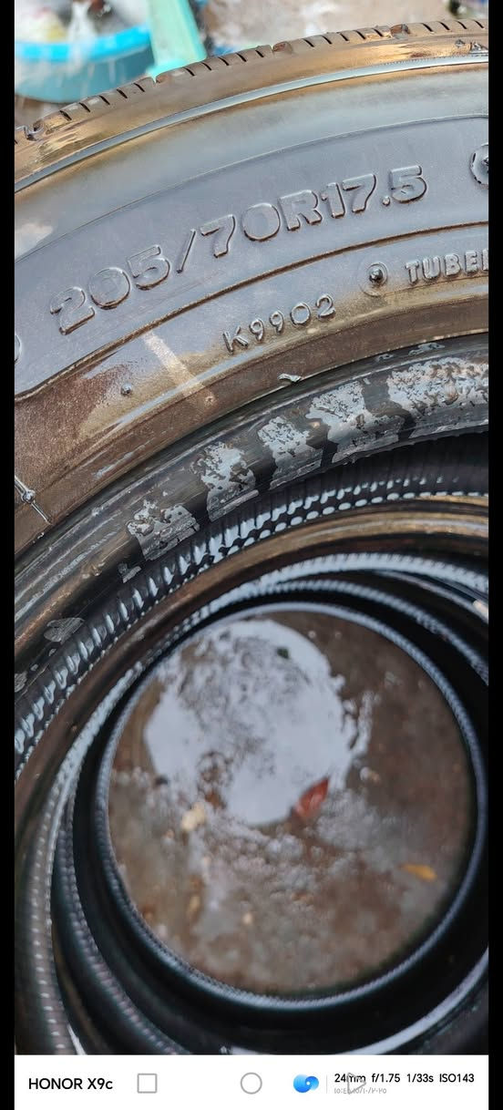 السلام عليكم عندي زوجين تايرات كوستر يعني 4 تكوك السعر 125 نوع التاير دلوب الهاتف ***********
