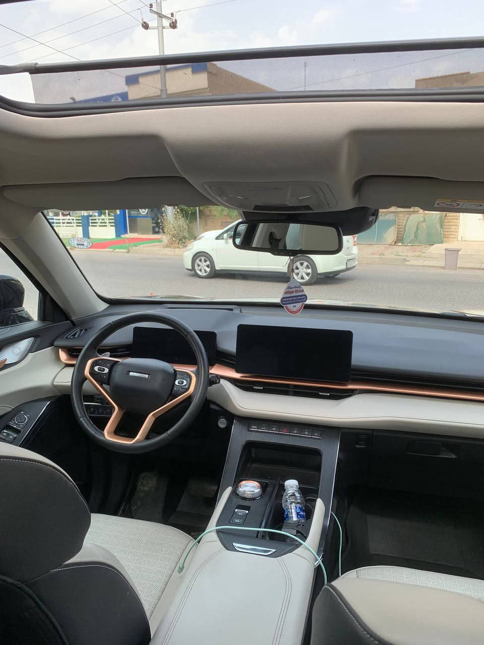 هافال H6 GT موديل 2022 (التي تُعرف أحياناً بنسخة الكوبيه من H6) سيارة كروس أوفر رياضية بتصميم عصري يجمع بين الأداء والشكل الهجومي.
​تتميز نسخة GT بتصميم "القرش الأسود" (Black Shark)
 إليك المواصفات التفصيلية للسيارة:
سيارة ٤٣ الف ماشيه 
بيها ضمان شريكة اربيل

​المحرك: محرك تيربو 4 أسطوانات (4-Cylinder Turbo).
​السعة: 2.0 لتر.

​ناقل الحركة: أوتوماتيكي مزدوج القابض (7DCT) من 7 سرعات.
​نظام الدفع: دفع رباعي (4WD) .
​الإضاءة: أنوار LED أمامية وخلفية ذكية مع إضاءة نهارية.
​المقاعد: مقاعد رياضية (جلد PVC أو Comfort-Tek) مع خاصية التدفئة والتبريد للمقاعد الأمامية.
​النظام الصوتي: يتكون من 8 سماعات بجودة عالية.
​الراحة: فتحة سقف بانورامية، مكيف هواء أوتوماتيكي مزدوج المناطق، شاحن لاسلكي للهواتف، وعجلة قيادة مكسوة بالجلد.
​ميزات إضافية: شاشة عرض على الزجاج الأمامي (Head-up Display).
​كاميرات 360 درجة: رؤية محيطية شاملة.
​الرادار: نظام مثبت السرعة التكيفي (ACC) ونظام الكبح التلقائي في حالات الطوارئ (AEB).
​المساعدة في المسار: نظام الحفاظ على المسار والتحذير عند مغادرته.
​النقطة العمياء: تنبيه النقاط العمياء ومساعد تغيير المسار.
سيارة كلين بدون صبغ

سعر ٢٠٥ $ بيها مجال للشراي
مكان سيارة : اربيل أربيل, العراق


**إذا كنت صاحب هذا الإعلان وتريد حذفه لأي سبب، رجاءا أرسل رسالة إلى الدعم الفني**