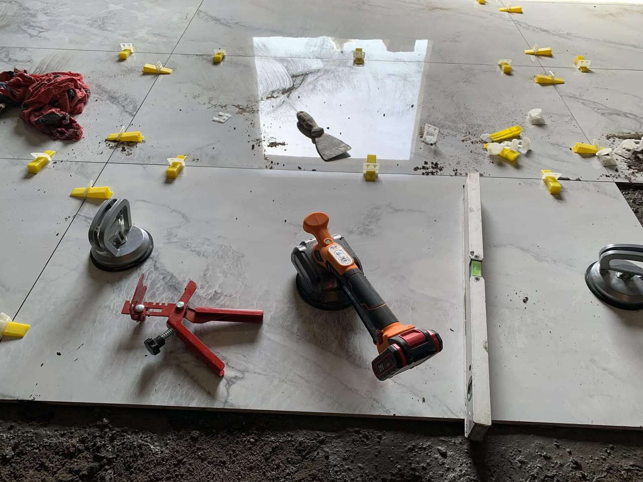 خلفه +كادر كافة أعمال السيراميك 
***********
