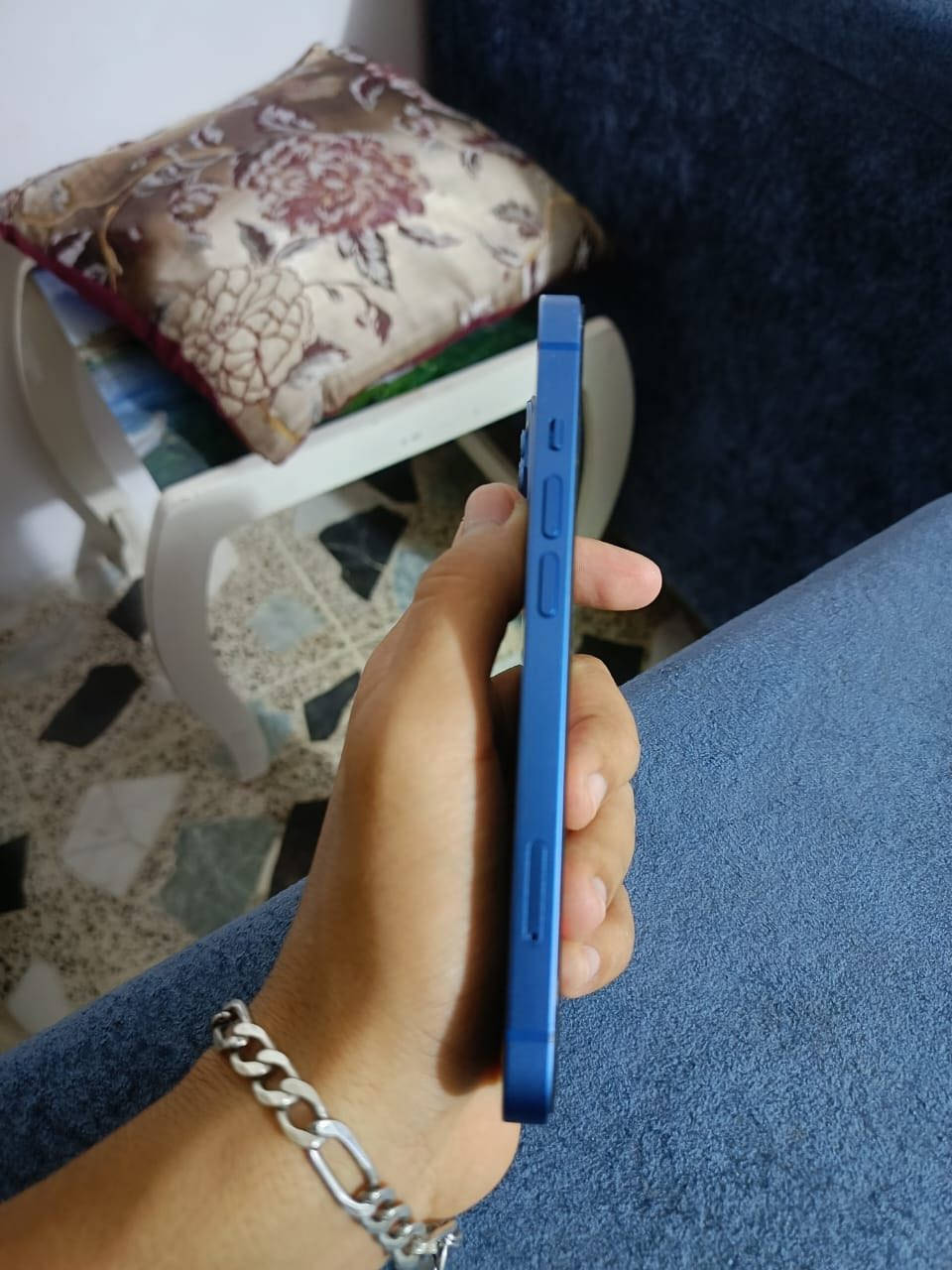 السلام عليكم جهاز آيفون 13 العادي للبيع الجهاز مداخل صيانه ابد وتر بروف ذاكره 128 بطاريه 79 الجهاز أمريكي يعني شريحه عاديه وشريحه ثانيه إلكترونيه بدون ملحقات سعر 370 وبي مجال بسيط عنوان بغداد البلديات 
***********
