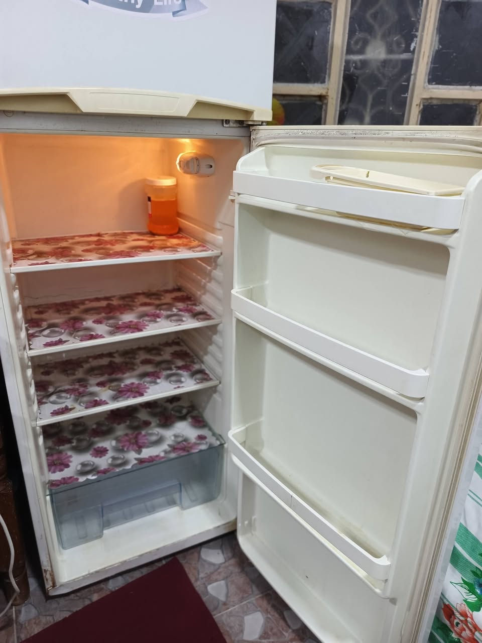 ثلاجه للبيع ١٨ قدم السعر ١٥٠ وبيها مجال تواصل ***********
