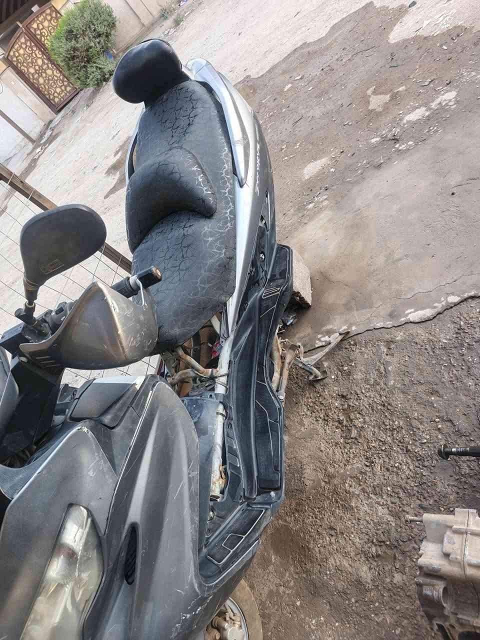 سلام عليكم للبيع دراجه ساسوكي سكاي ويف محرك 400 لمتدد فول مواصفات تدفه بليدات نضام اي بي اس تاير جديد فقط مكينه بكن غراضه موجوده كله متروكه يحتاجله فقط مكينه ابيعه على هاي الحطه السعر ٣٠٠ وبيه مجال الشراي يتصل   ***********  مكاني الدوره
