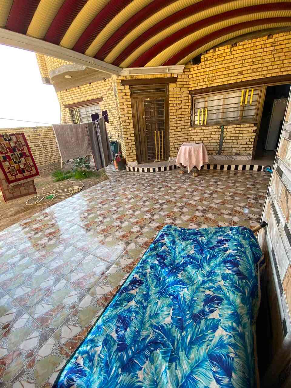 سلام عليكم للبيع بيت مساحه 200م طابو اسهم طابق واحد غرفتين دوانيه  وصاله مفتوح عل مطبخ +حديقه وكراج صحيات داخليه وخارجيه +بناء حديثه سنه بناء 2023 صب مسلح درجه اوله الاتصال عل *********** 
سعر 180 مليون قابل للتفاوض

