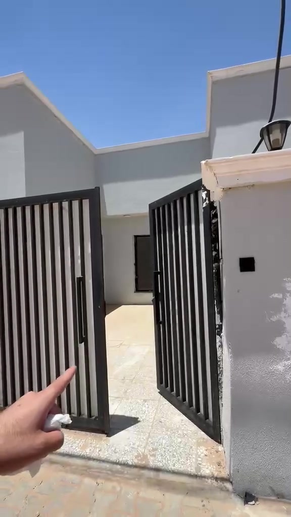 🏡 فرصة ذهبية للبيع – النجف الأشرف
✨ بيت مميز في أحد أفضل مواقع مجمع أبو تراب – المربع الذهبي VIP

📍 الموقع: النجف الأشرف – مجمع أبو تراب، المربع الذهبي (VIP).
📐 المساحة: 200 م².
🏠 طابق واحد.
🛣️ شارع 12 متر.
📄 السند: طابو صرف (سند حر).

⭐ مميزات الموقع:

* 🌟 يقع في المربع الذهبي (VIP)، من أكثر المواقع طلبًا داخل المجمع.
* 🛡️ بوابة أمن وسكيورتي 24 ساعة لراحة وأمان السكان.
* 🛍️ قريب من مراكز التسوق والأسواق وجميع الاحتياجات اليومية.
* 🏫 قريب من المدارس والخدمات الأساسية.
* 🛣️ سهولة الدخول والخروج وقربه من الشوارع الرئيسية.
* 🌳 منطقة راقية، هادئة، ومنظمة، مناسبة للسكن العائلي والاستقرار

📞 للاستفسار يرجى التواصل على الخاص أو عبر الواتساب: ***********
