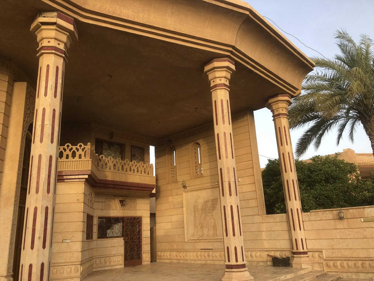 السلام عليكم دار للبيع 600 متر شارع جليل القصاب
5غرف نوم 

مطبخ حار بارد

استقبال +جلسة طعام 

كراج سياره عدد 2

حمامات عدد 2 خارجي وداخلي 

للاستفسار الاتصال على الرقم ***********
