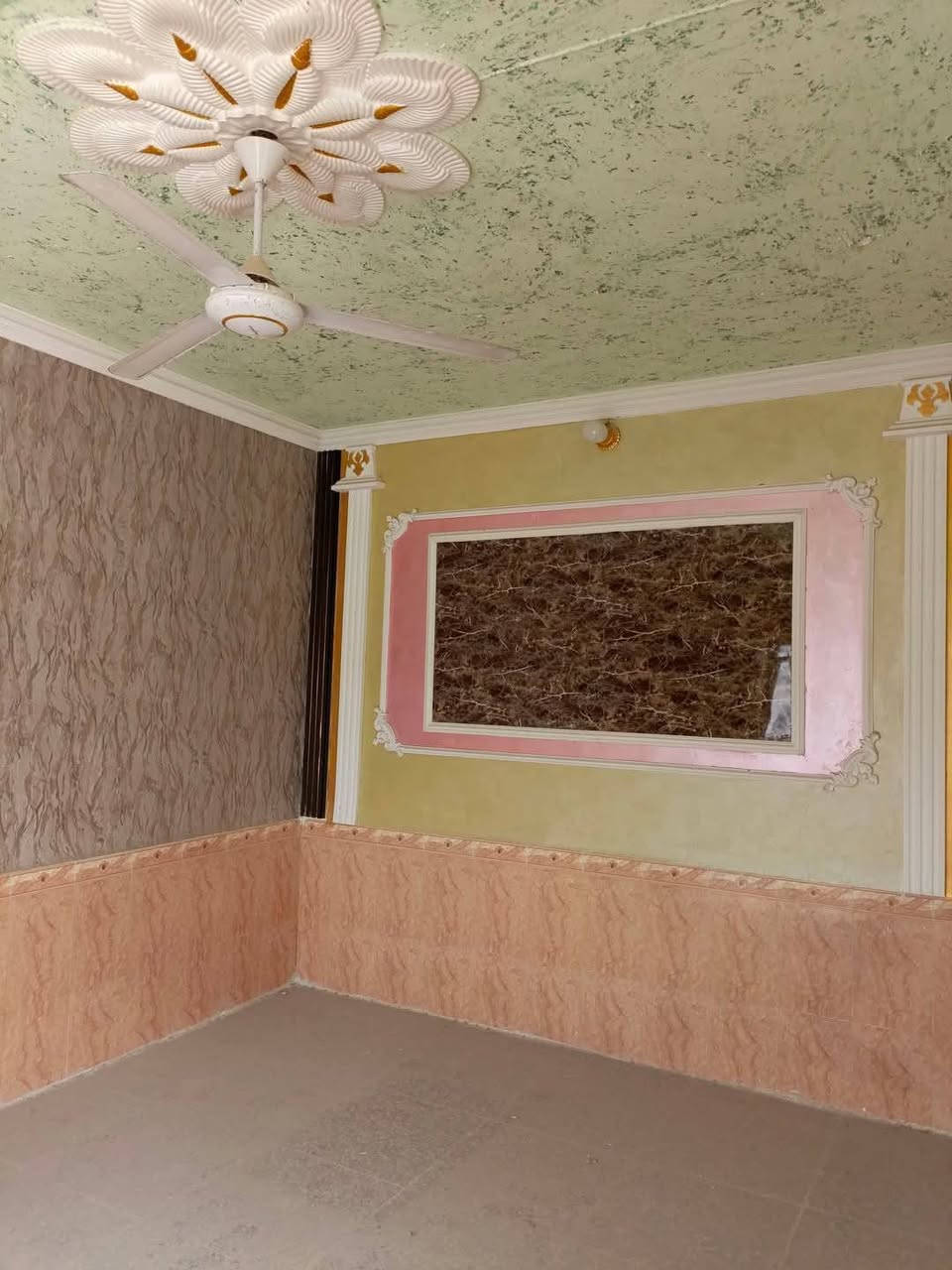 بيت للبيع المساحة 100م 

طابق واحد غرفة وصاله ومطبخ وستقبال وصحيات 

المكان حي اور الثانيه على ساحه موقع مميز 

السعر 140 وبي مجال بسيط 

***********
***********
