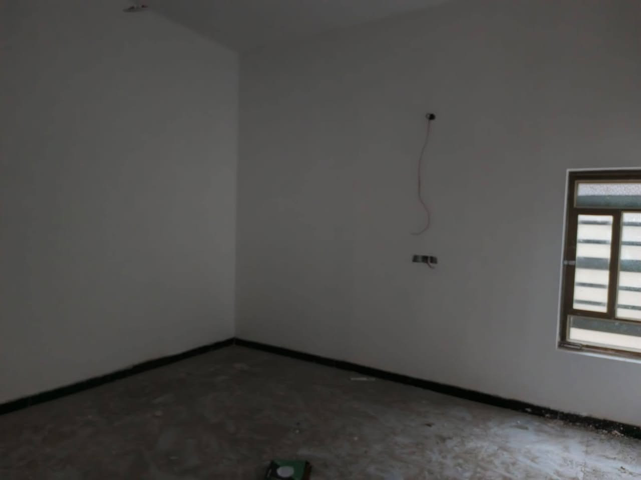 السلام عليكم واسعد الله اوقاتكم

يتوفر بيت للبيع  
#طابو ملك صرف زراعي عراقي وكاله ونسخه من الطابو  ولملاك موجود حي يرزق

مساحة البناء 200م
 
 بيت الركن 
يحتوي البيت على 
3 غرف  5×4
ديوان 8×4
مطبخ 5×4
هول 3×5
صاله 8×5
صحيات داخلي وخارجي
كراج سياره
وحديقه مرتبه 
 البيت بي مساحه ترك 
#البناءجديد 2026 درجه اولى وجاهز من كلشي  منطقه هدوئ ومتوفر بيها جميع  
 الخدمات ماء كهرباء مدارس قريبه مستوصف سوك كافة الخدمات متوفره
البيت فارق وجاهز للسكن 
البيت يقع على شارع 10م  اناره الشارع كله

#العنوان : بصره ابي الخصيب كوت ثويني ////   قريب على صيدلية كوت ثويني //
البيت يبعد عن الشارع كوت ثويني التبليط100م 

( السعر  135  وبي مجال )
***********
