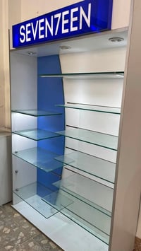 ميز • طول ١٨٣سم • عرض ١٢٥سم