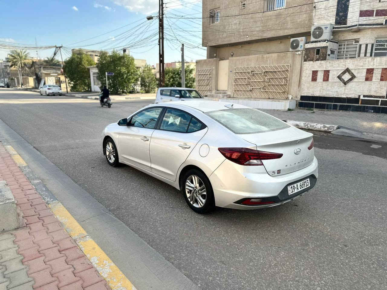 السلام عليكم *********** للبيع هواندي النتره موديل 2020 وارد أمريكي السعر (120) طخته جاملغ وبنيد بدون دواخل مواصفات السياره مكينه 2000 دوش رادارات بلمري شاشه كبيرة كامرا خلفيه تحكم ستيرن جهتين سايق آلي تبريد بيانو لايت زنون بكلايت لد ويل كب كروم مثبت سرعه مكينه وكير وحداديه تبريد وتخم تايرات بحاله ممتازه جدا جدا رقم كربلاء انكليزي تحويل مباشر مكان سياره في كربلاء
