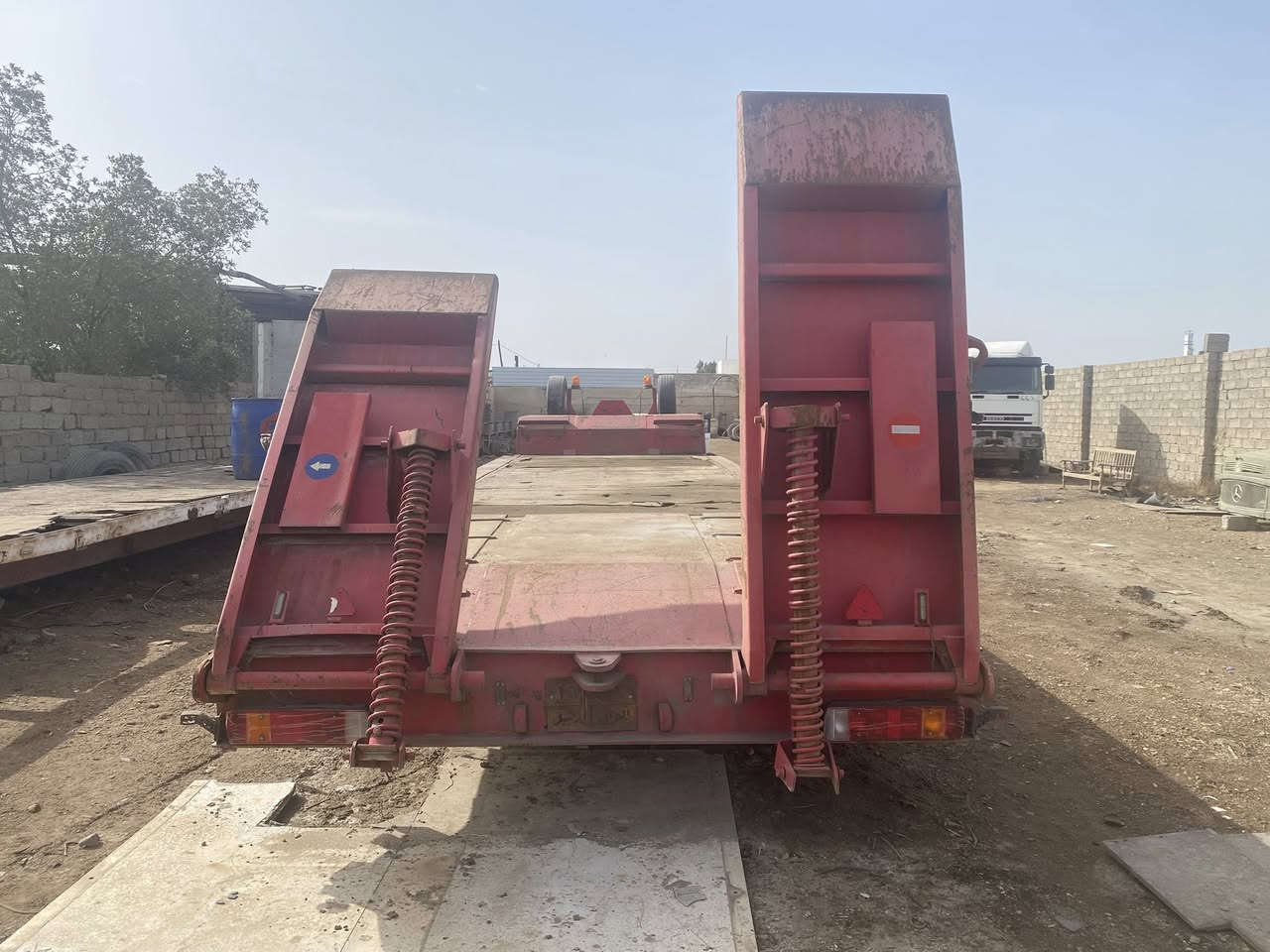 السلام عليكم
عربة لودر داناكير ١٣تايرات ١٩ونص 
ثلاث محاور جاهزة للعمل 
السعر ١١٠
رقم 
***********
***********
