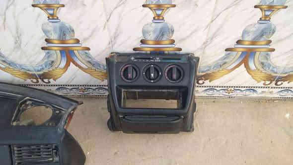 للبيع دواخل  مارسدس ١٩٠ مستخدم نظيف كشنات ودشبول أمامي وخلفي وتكم ستة وفرس والكيجات السعر ٣٠٠ ألف للاتصال ***********
