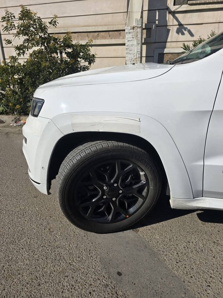 السلام عليكم اخوان 
صلو على محمد وال محمد واذكرو الله.
جيب خليجي  🇺🇸🇺🇸 S
موديل 2022 
وكاله هارلم 
ماشيه ٤٦ كيلو وليس ميل السياره كلش نظيفه ومكفوله 
رقم بغداد بأسمي وتحويل مباشر 

مواصفات ال S معروفه فول 1/1 
٠محرك V6 سته سلندر 3600🚩
٠غراض الوكاله بعدهن بيها
٠دفع رباعي 4x4 
٠ويل حجم 20
٠تدفئة ستيرن
٠شاشة حجم 8.4 
٠كشافات ضباب + LED + زنون 
٠رادارات ٣٦٠ درجه
٠توقف ذاتي مع قيادة ذاتيه
٠تحديد مسار 
٠حساسات امامي وخلفي 
٠كراسي جلد + تحكم كهرباء + تدفئه 
٠بانوراما
٠بصمه + بصمه ابواب + صندوك 
٠تشغيل عن بعد 
وبعد بيها كلش هواي مواصفات 
بيها بارد كلش بسيط بمقدار اصبع في باب السائق والباقي كفاله عامه حتى من الشخط 
السعر مناسب بالنسبه لخواتها ونظافتها✅✅
للاتصال *********** بغداد, العراق
