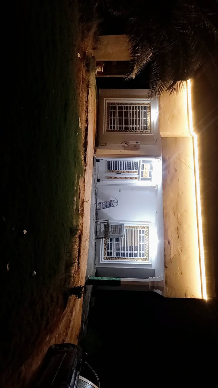 @السلام عليكم
ارض للبيع 
مساحة الأرض نصف دونم١٢٥٠م
تحتوي على دار حديث مساحته١٢٠م
وجه مباشر على التبليط
واجهة الأرض ١٧م ونزال
تحتوي الأرض على نخيل
الموقع كربلاء الحسينيه خلف مستشفى الحسينيه عالحولي مباشر 
يبعد عن  الشارع السايدين ٥٠٠م
مستشفى الحسينيه ١٥٠م 
عن المدرسه الصينيه ١٥٠م
السعر خاص  او الإتصال على الأرقام التاليه 
***********
***********
