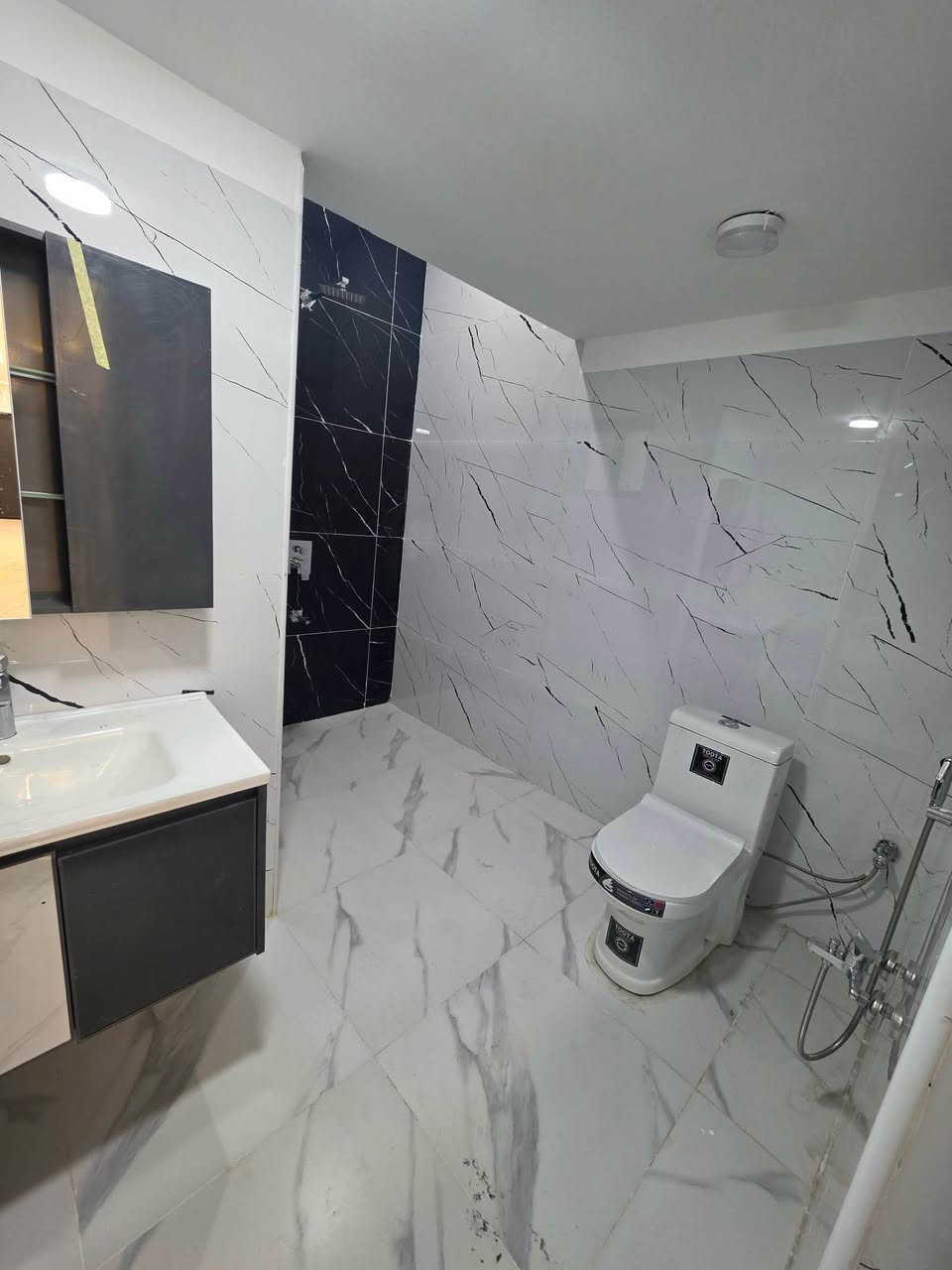 بيتان متجاورتان جديدتان صفر غير مسكون   للبيع
طابو_باسم شخص واحد للبيع 
مساحة كل البيت ١٢٠ متر
🌷🌴 مواصفات (نظام دكت مركزي |نظام الكاميرات | سقوف المغربية | استربول)
يتكون البيت من الطابقين طابق الاول يحتوي على (غرفة الضيف/غرفة النوم /مطبخ بارد و حار/ صحيات/هول داخلي/كراج )
اما الطابق الثاني يحتوي على (غرفتين نوم/صحيات/حوش خارجي)
علما بناء البيت من المواد درجة اولى 

موقع تسعين / بداية حي البعث قرب مدرسة حمزة بن عبد المطلب 

للسعر و الاستفسار اتصال على الرقم 
او كتابة كلمة تم ليصلك السعر

***********☎️ كركوك, العراق
