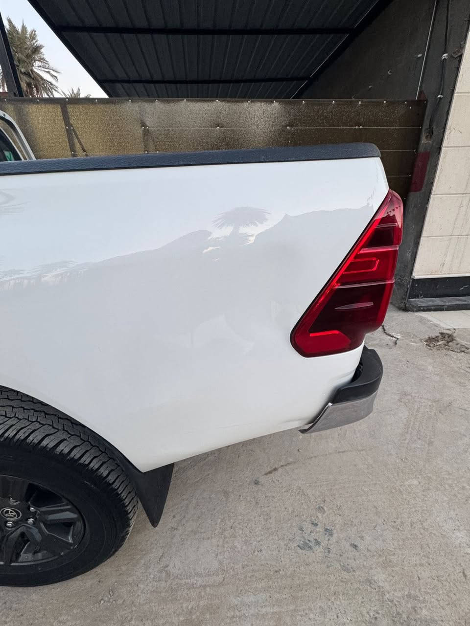 هايلوكس 2021 TRD ساز
 بدون صبغ بدون بارد
بيها طخه بالجامغ الخلفي بسيطه جداً 
ماشيه 100 الف
سياره جديده
رقم اربيل باسمي
السعر 330 وبيها مجال بسيط 
مكان السياره بغداد الدوره
***********
