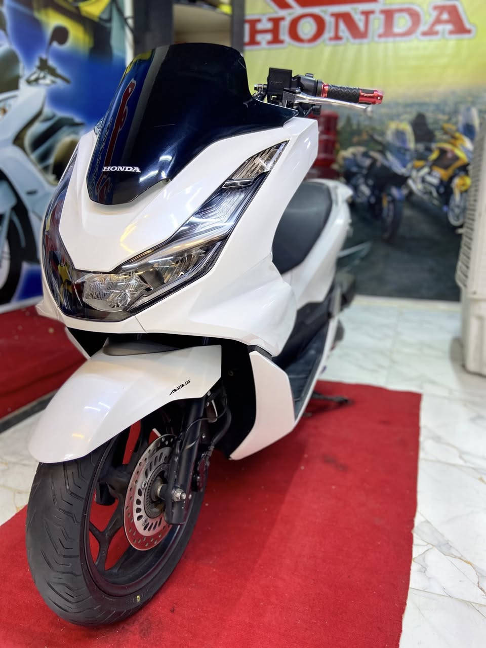 سلام عليكم
دراجه PCX جيل 4 كوري 

دراجه ما مفتوحه مكفوله كفاله عامه 

ماشيه 16 ألف دراجه جديده كلش صار 19 يوم من نازله من المعرض 

مكينه 125  حساس زدحام ستان حساس حساس سرقه تتفئه يدات نظام البريكات ABS 

مكان : بغداد حي البتول 

سعر :15 ونص وبيه مجال 

للتواصل ***********
