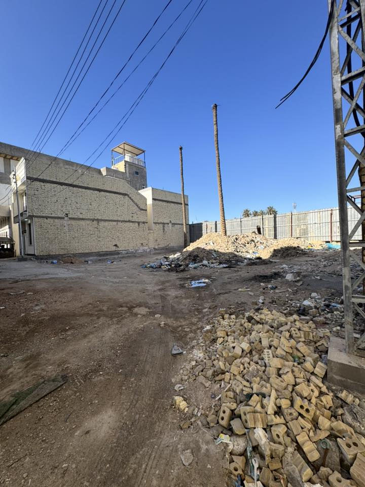 .
السلام عليكم 

قطعه في الروضتين للبيع 

٤٠٠ متر 

الواجه ٢٢ متر 

تباع نصفها او كامله 

للاستفسار ***********

تبعد اقل الكيلو عن الامام
