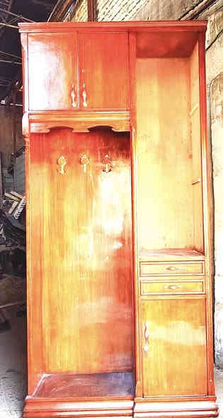 السلام عليكم 
غرفه للبيع خمس ابواب طابقين سعره 600
***********
