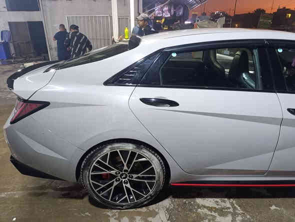 فول اعلى فئه شتريد مواصفات بيها موجوده 

ملاحضه وارد كوريا للي يعرف بيها مو امريكي 

مكينه ٢٠٠٠ تيربو من ٠ الى ٣٠٠ في اقل من تلاثين ثانيه على المدرج مال مطار بغداد 

موديل ٢٠٢٣ 

ماشيه ٦٠ الف كيلو متر وليس ميل 

مكاني بغداد حي العدل ***********

السياره مابيها داخل مكفوله من الدواخل بستثناء داير الجاملغ الخلفي الايمن بيها كنر صعب ميجي اذا مو حار الباب الخلفي مبدل والسياره بيها صبغ جاملغ وباب امامي صبغ كوريا بدون ضرر بدون دواخل بدون معجون السعر ١٨٠ ورقه 

السياره عليها اضافات وكت كامل وشغل كله بكوريا يعني هذا الوحش كوري ابن امه مو امريكيه هاي صار ثاني مره اعيدها 

اكزوز وفصله وطلقات وشغل بلاد كوريا 

بسمي تحويل ثاني يوم هزه ماصاقطه يعني فقط ٦٥الف تصير بسمك سياره جديده وبلعافيه على يشتريها بيع او مراوس بسياره اغلى 

ايكو    نورمال.  سبورت.   و n.   وودكمه الحمره الي بلستيرن مثل النايتروجين تضاعف عزم المحرك ٢٠ ثانيه يعني ٥انضمه قياده شاشه متصل مع كل وضع قياده تتغير مود ولد دشبول ٢٤ لون بلاد متغير من الشاشه تحكم كامل بالسياره من الشاشه 

السياره كلها n
