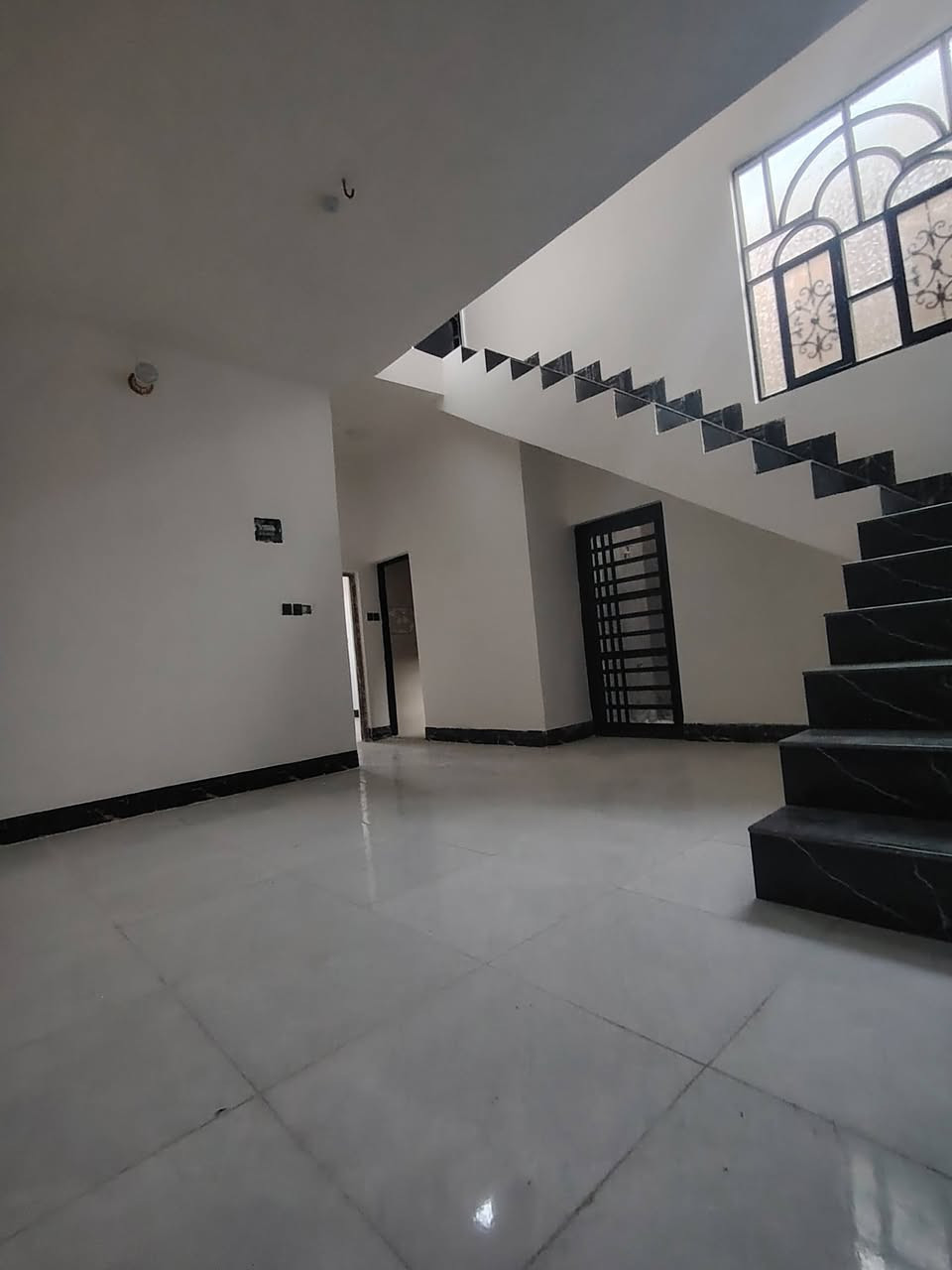 سلام عليكم  بيت البيع      مساحته 100 بناء درجه اوله يتكون من غرفه وصاله وستقبال ومطبخ وحمام داخلي ومكشوفه وساحه زغيره ولبيت كله بورسلين الرضيه وبورك ولمطبخ كله سراميك البيت يبعد عن شارع 200 موقع قريب عن شارع البيت مامسكون ستوه طلع منه البنه جديد قرار 25 بي قرار محكمه  السعر 45 وبي حك الجيه العنوان عباسيه قرب معرض التاج ***********
