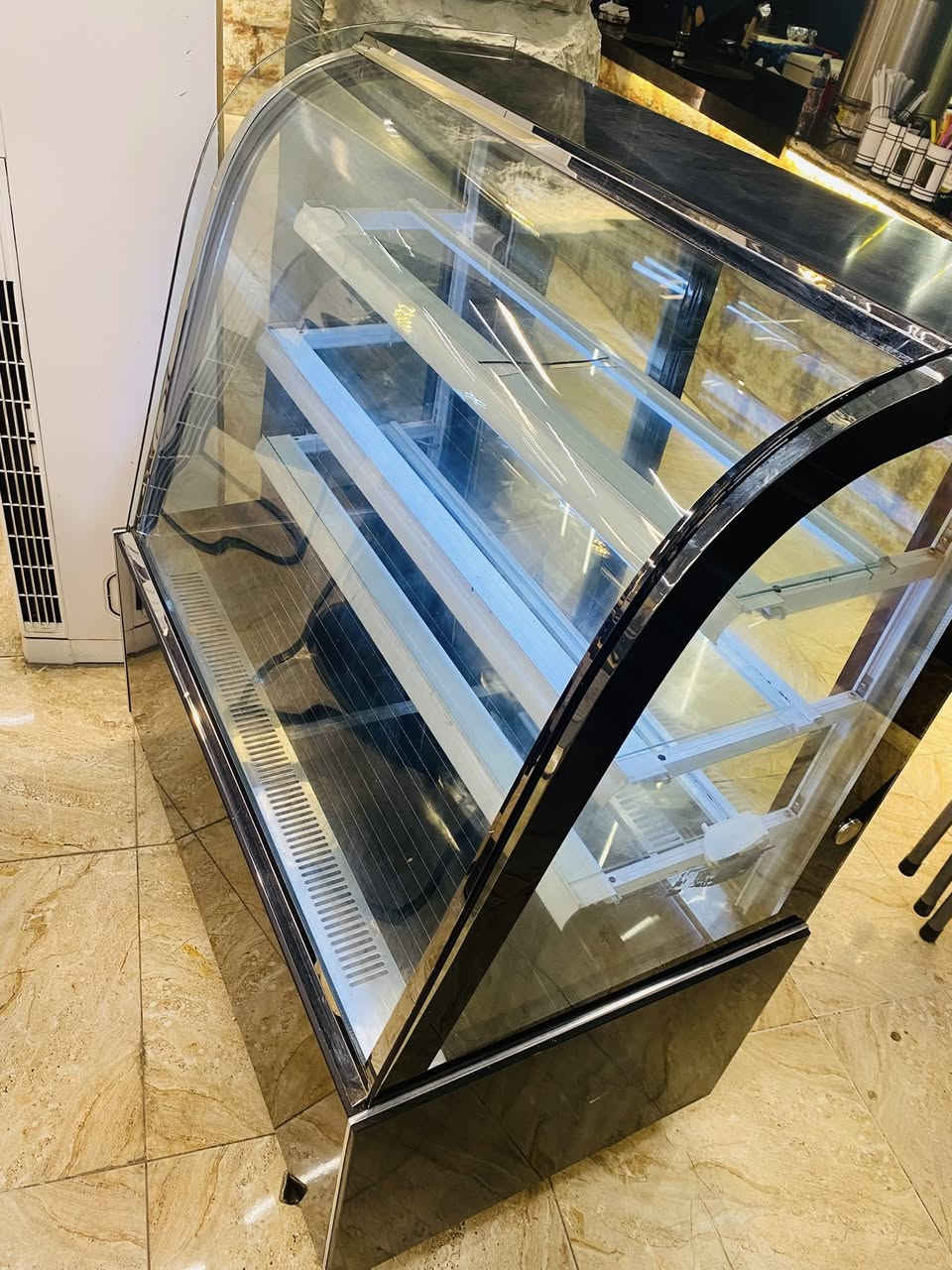 عارضة كيك للبيع مستخدمة شي قليل نضافة فول مثل مموضح بلصورة
للتواصل: ***********
