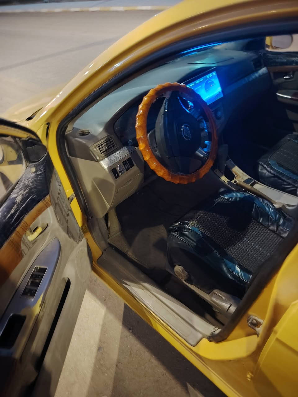 السلام عليكم سيارة ليفان موديل 2011 سياره كامل 
نضيف مثل ما بل الصوره  نقص باور+مشط 
سياره حلوه رقم كامل انكليزي  سياره ب سمي 
اوراق كامله 
السعر 40 وبيه مجال
*********** فقط اتصال
