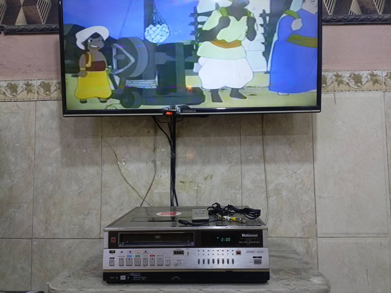 للبيع 
فديو كاسيت ناشيونال(NV-390)
.3.أنظمه أستيراد مؤسسه بدايه الثمانينات..يعمل على الشاشات الحديثه والتلفزيون القديم بنظام AV-RF جداً نظيف شغال وبحاله ممتازه خالي من التصليح والعيوب نهائيا بلاد وضع شركه 
هيد شركه بلاد.. أداء وعرض وتسجيل 
للاستفسار (***********) متواجد واتساب ماسنجر.. يوجد توصيل 
((السعر مراسله الصفحه))
