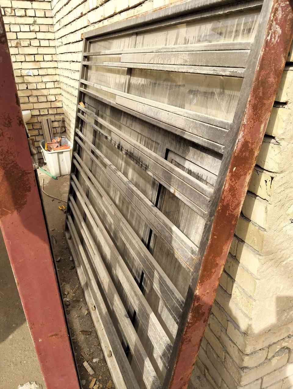 السلام عليكم شباكين وباب الباب متر وربع ارتفاع مترين و70 مكان حي البتول سعر 350 بيبان درجه اولى ***********
