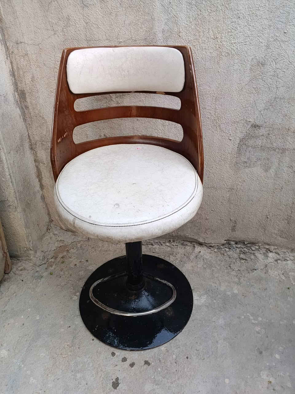 السلام عليكم غراض للبيع للعنوان حله أبو غرق الوسط قرب العلويه شريفه بنت الحسن ع***********
