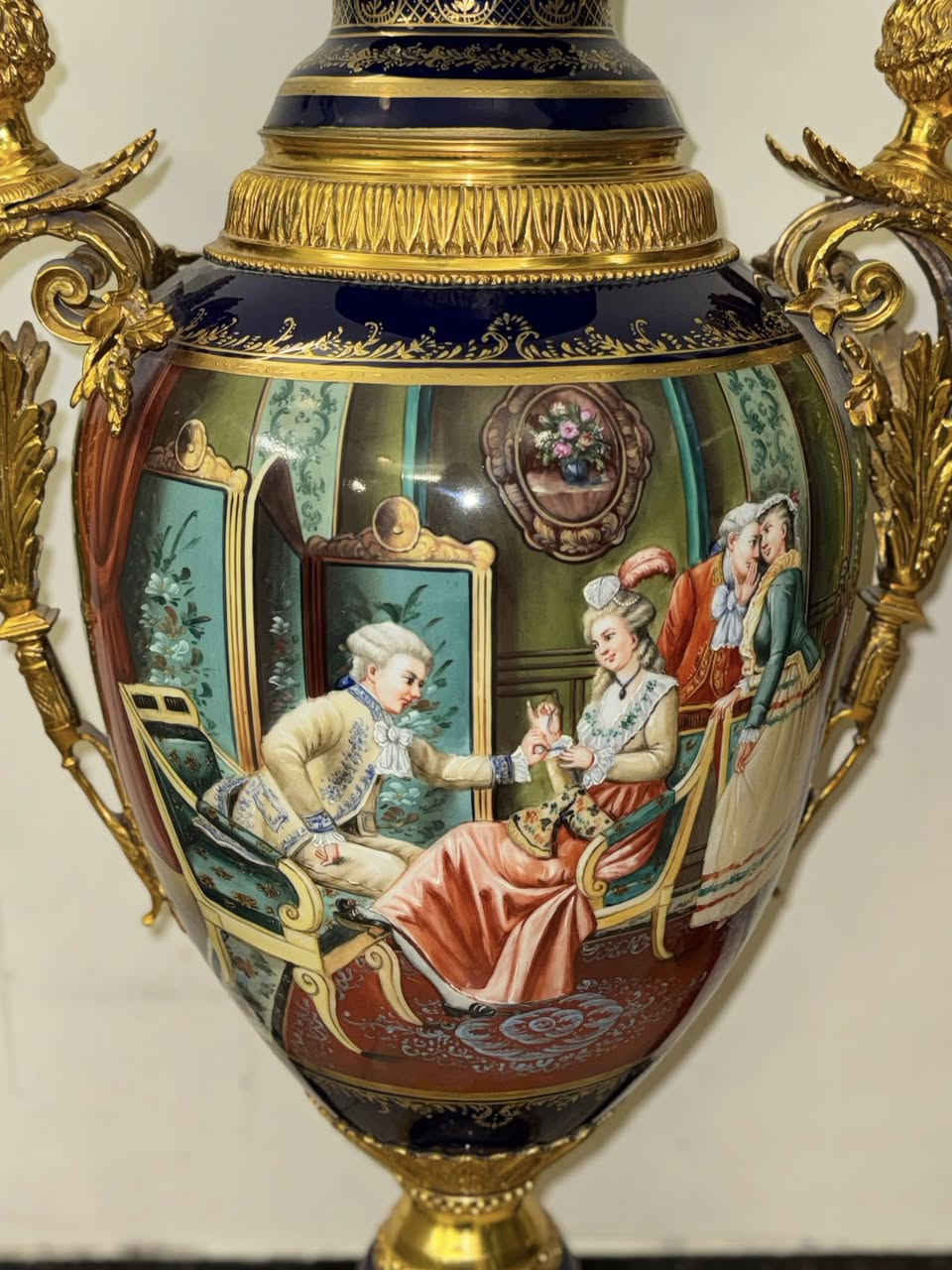 زوج فازات ملكية انتيك ماركة سيڤر (فرنسي اصلي) صنع بالقرن التاسع عشر مصنوعة يدويا من البورسلاين والبرونز رسم يدوي محلى بالذهب اليدوي البارز موقع ومختوم رسم من الجانبين حجم كبير ارتفاع متر و8 سنتم 
الي يعرف بهيج سلع يعرف قيمتها للعلم سبق وان نشرتهم قبل يومين للتقيم فقط بدون ذكر السعر لكن الناس تحب تستفيد وتكسر بحاجات الغير "وَلَا تَبْخَسُوا النَّاسَ أَشْيَاءَهُمْ" الميعرف سعرهم رجاءاً ليقيم سعر من يمه
مكاني بغداد 
لمعرفة السعر التواصل خاص


**إذا كنت صاحب هذا الإعلان وتريد حذفه لأي سبب، رجاءا أرسل رسالة إلى الدعم الفني**