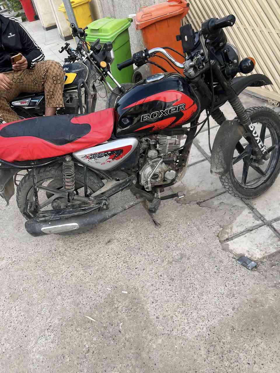 السلام عليكم دراجه بوكسر للبيع اوراق كامله المكينه 4كير  السعر 600وبيه مجال بسيط رقمي***********
