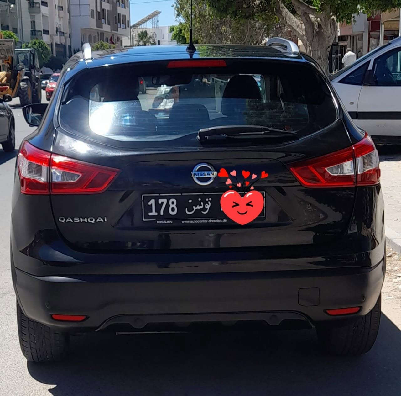 Nissan Qushqai encore neuf et très propre  Importer de l'Almagne
Entretien et Vidange a maison de nissan 
Avec carnet d'entretien + factures
Bien entretenu 
Année  fin 2014
Kilométrage 227000 km 
Puissance 6 cv
carburant: Essence
Couleur du véhicule: Noir 
 Les options:
- Boîte manuelle (6vitesses) 
- Feux de route directionnels / Phares halogènes / feux diurnes LED /feux de route adaptatifs 
- Mode économie STAR & STOP
- Plein Phare Auto 
- Accoudoir central avant et arrière
- Rétroviseur jour/nuit
- Radar de recul avant et arrière
- Ecran Tactile Multimédia + GPS Navigation Active  
- Ordinateur de bord 
- Régulateur / limiteur de vitesse 
- Détecteur de pluie et obscurité
- Détecteur d'obstacle Av / Ar - Capteur Franchissement ligne blanche 
- Bluetooth et port USB 
- Rétroviseurs extérieurs électriques rabattables
- Feux Xénon / LED 
- Climatronic  
- Volant multifonction 
- Start / Stop
- Phares xénon D'origine Full LED et directionnel 
-  Deux (2) clés 
- Toit Panoramique 
- Jantes  Allu 19"
- Sièges chauffants
- Sieges arrières rabattables
- Pare Brise Chauffant
- Système de controle de pression des pneus
- Systeme de stationnement intelligent
- Système de détection de fatigue intelligent
- Surveillance des angles morts
- 4 pneus neuf
- Pack Carrosserie Chrome
- Bluetooth
- Siège électriques
- Répartiteur électronique de freinage
- ESP/ABS/EBD/NBAS
- Freinage d'urgence intelligent avec detection de piétons 
- Système d'alerte anticollisionsarrière intelligent avec détection des objets en mouvement
- Radar de stationnement avant et arrière
- Système d'ouverture et de démarrage sans clé avec bouton start/stop 
- Systeme audio premium Bose 8 hauts parleurs dont 2 caissons de basse et amplificateur digital
- Systeme audio radio CD/MP3 connection USB et bluetooth / Radio digitale réception
- Nissan Connect : système de navigation multimédia avec écran tactile couleur 7"
- Airbags Fronteaux / Airbags Latereaux
- et Autres options
Pour plus d'info contactez 99062320 سوسة, تونس


**إذا كنت صاحب هذا الإعلان وتريد حذفه لأي سبب، رجاءا أرسل رسالة إلى الدعم الفني**