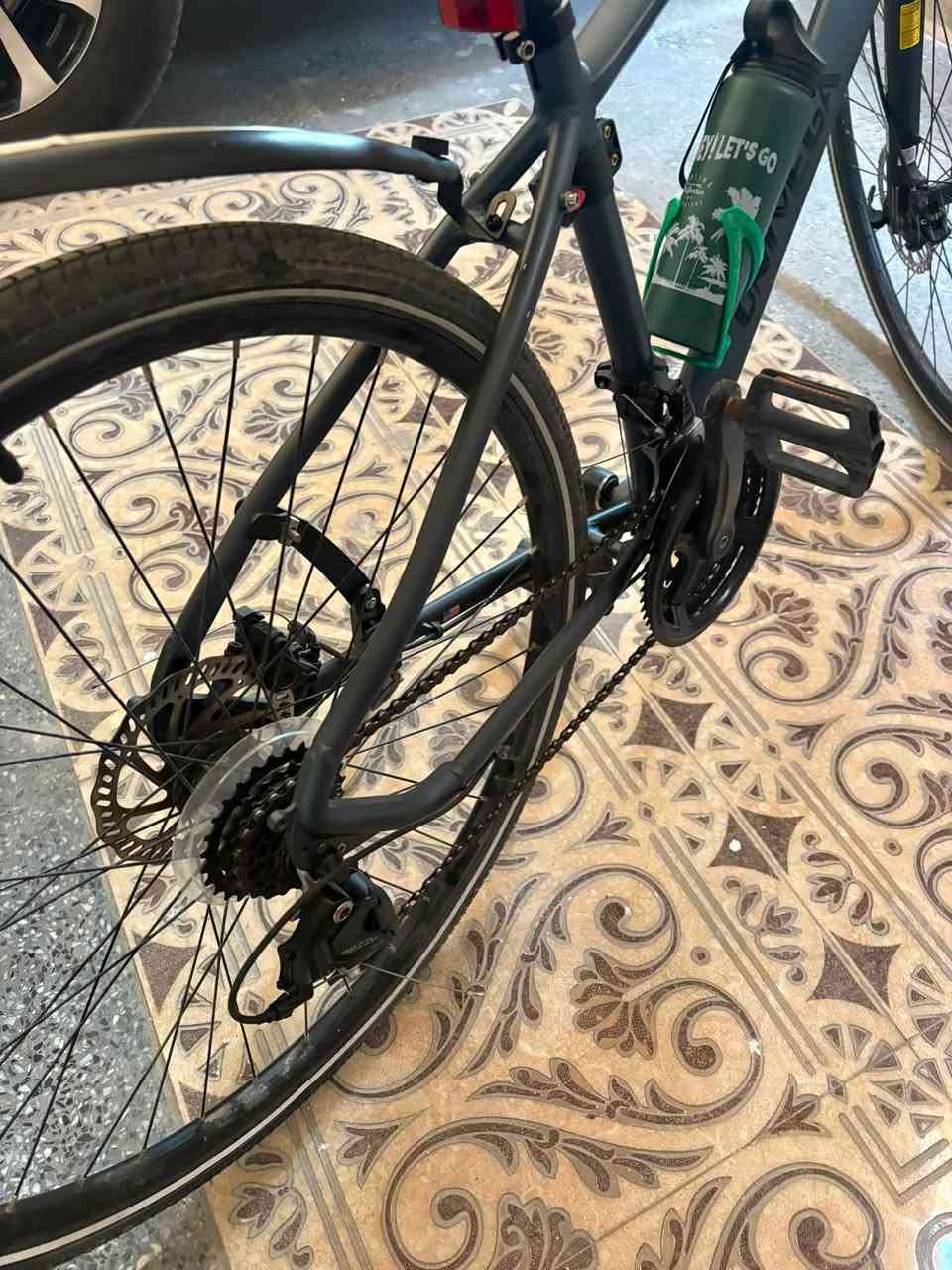 السلام عليكم.  بايسكل حجم 27 ماركه c700 معروف البايسكل رياضي
الكير 7 خلفي 3 امامي 
نضام هايدروليك 
البايسكل ستعمال قليل ونضافه 90‎%‎ 
وياه ملحقات 
مطاره - قفل - منفاخ - جادر 

البايسكل سعره الجديد 250 ال 275 الف 
عارضه ب 200 قفل 

عنواني بغداد سيديه للاستفسار خاص او واتساب ***********
