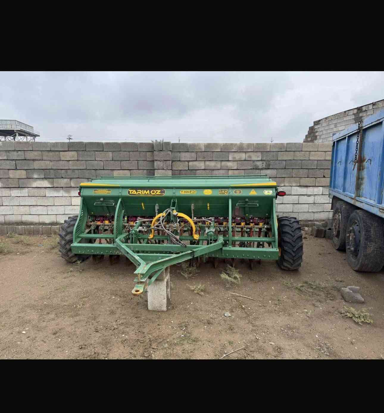 ## 🚜 آليات زراعية للبيع
متوفر لدينا مجموعة من الآليات الزراعية بحالة جيدة جداً، التفاصيل كالتالي:
 * **محراث (سكة) ثلاثي:** لون أزرق، هيكل قوي وشغاله تمام
 * **هرس (دسك) زراعي سحاب:** ماركة **Pehlivan** باللون الأخضر، يشتغل على الهيدروليك وبحالة ممتازة 
 * **باذرة بذور (مكينة زرع):** ماركة **TARIM OZ** (موديل T-HM 20)، لون أخضر متكاملة وجاهزة للعمل 
 * **مضخة مياه (وحدة ري):** موجودة أيضاً ضمن العرض 
**📍 الموقع:** كركوك - ناحية تازة
**📞 للاستفسار والاتصال:** ***********
