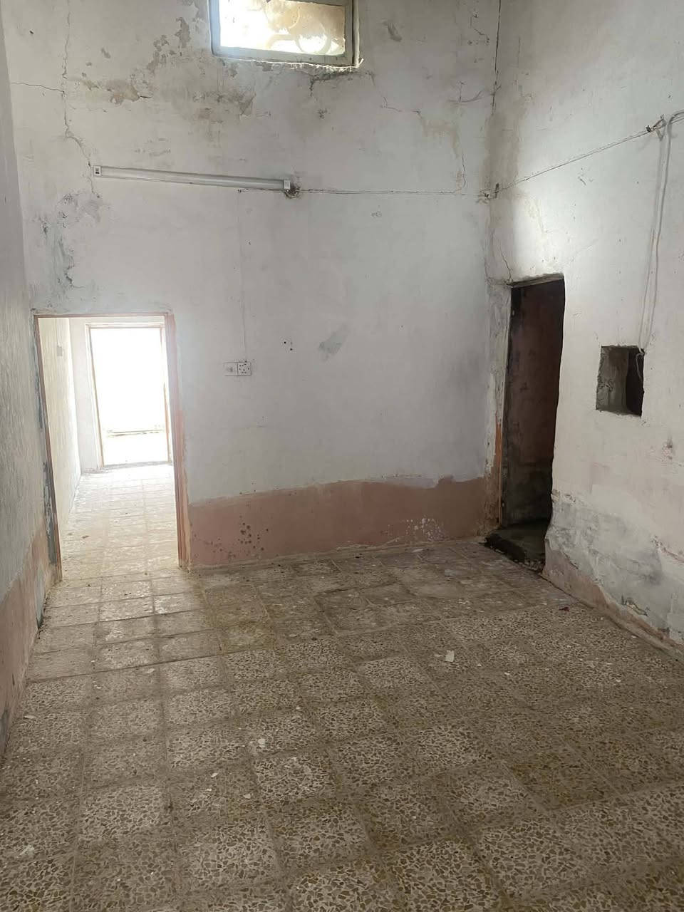 دار زراعي للبيع كوفه حي الصدر الثالث ٧٠ متر يحتوي على غرفه وصاله ومطبخ وصحيات داخليه وخارجيه وباب خلفيه وباب أماميه السعر ١٥ وبي مجال ***********
