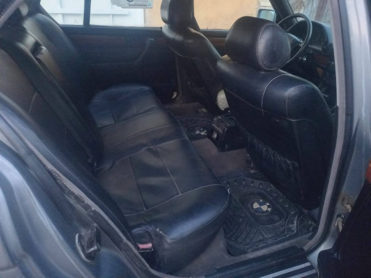 السلام عليكم اخوان BMW حجم 735 موديل 90 السياره بأسمي محور مكينه VVT حجم المكينه 2500 مكينه جديده حاويه وكير جديد حاويه شرط الفحص مبدل منضومه تبريد كامله والتبريد كله شغال كلفني التبريد 7 أوراق كشنات كهرباء كهربائياتها شغاله كلها مبدل الها تخم تايرات جديد بكلايت جديد موثل الي بلصور السعر
43 وبيها مجال حك الجيه مايعجبك السعر اترك تعليق يليق بأخلاقك الطيبه رقم. *********** /ملاحظة/ الكير بيه مشكله من تنمر على ل D  بدلت دهن وفلتر  جوزات مجبنه تبدلهن يرجع طبيعي 
بدلت البكلايت جديد مو نفس الي بلصوره وايضا بدلت الوجه الاماي لليت ابو السوار / الشراي بيه خير ويدلل مكان السياره بغداد // السياره تعرضت لحادث مثل ممبين ب الصوره وهيا طابكه ب الباب ابن حلال ضربها وشرد
