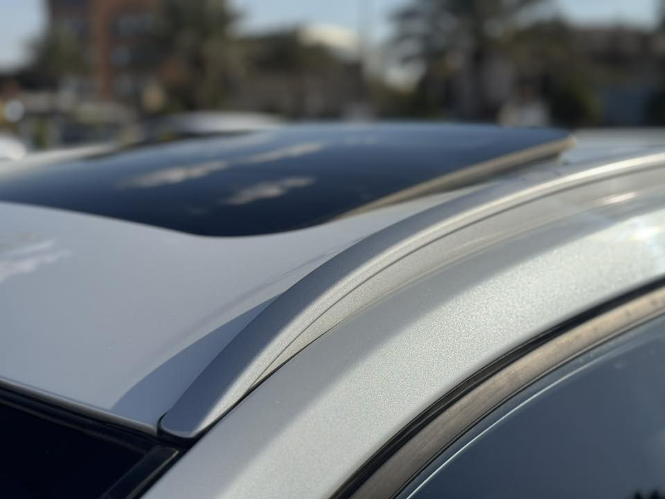 السلام عليكم
كورلا كروز 2024 ماشية 10 الاف 
اخذتها زيرو السيارة بسمي 
مكفولة كفالة عامة
داخل احمر 
رادار امامي
قيادة ذاتية 
تحديد مسار 
كشن كهرباء
فتحة سقف
سبايدرات قمارة
مكينه 2000
مكاني بغداد البنوك 
الارضيات وكل غراض الشركة ممستعملهن 
كلش جديدة السيارة ومحافظ عليها 
***********
