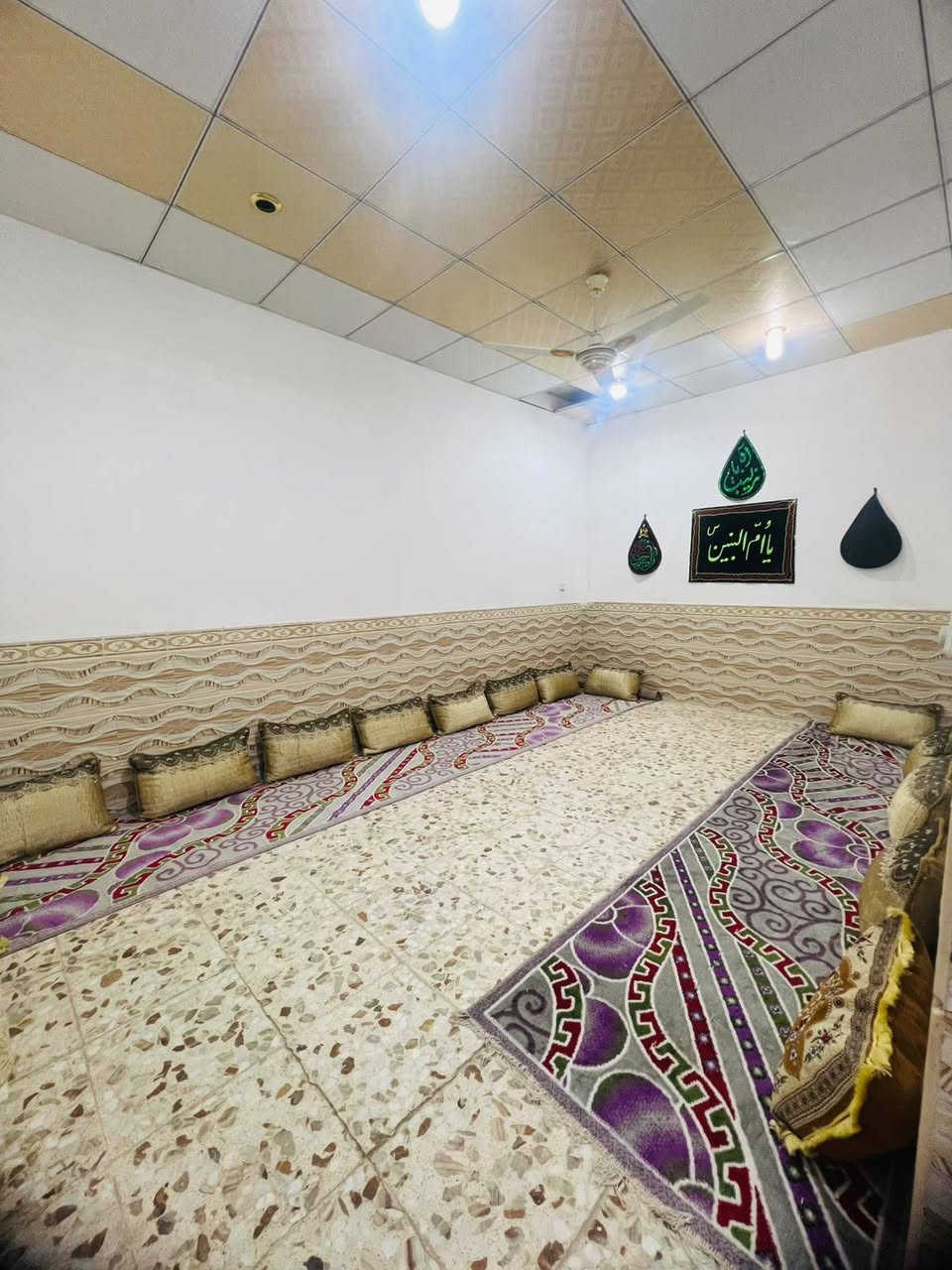 بيت للبيع مساحه 100مربعه واجه 7 طابقين يحتوي على صاله استقبال وغرفه نوم ومطبخ والطابق الثاني يحتوي على غرفتين بيت جديد كاشي وسيراميك البيت نظيف مناقصه شي تجي وتشوف السعر 55 وبي مجال عنوانه شارع المطار نهايه شارع الشفلات قرب اسواق سيد بشار 
*********** للاتصال
