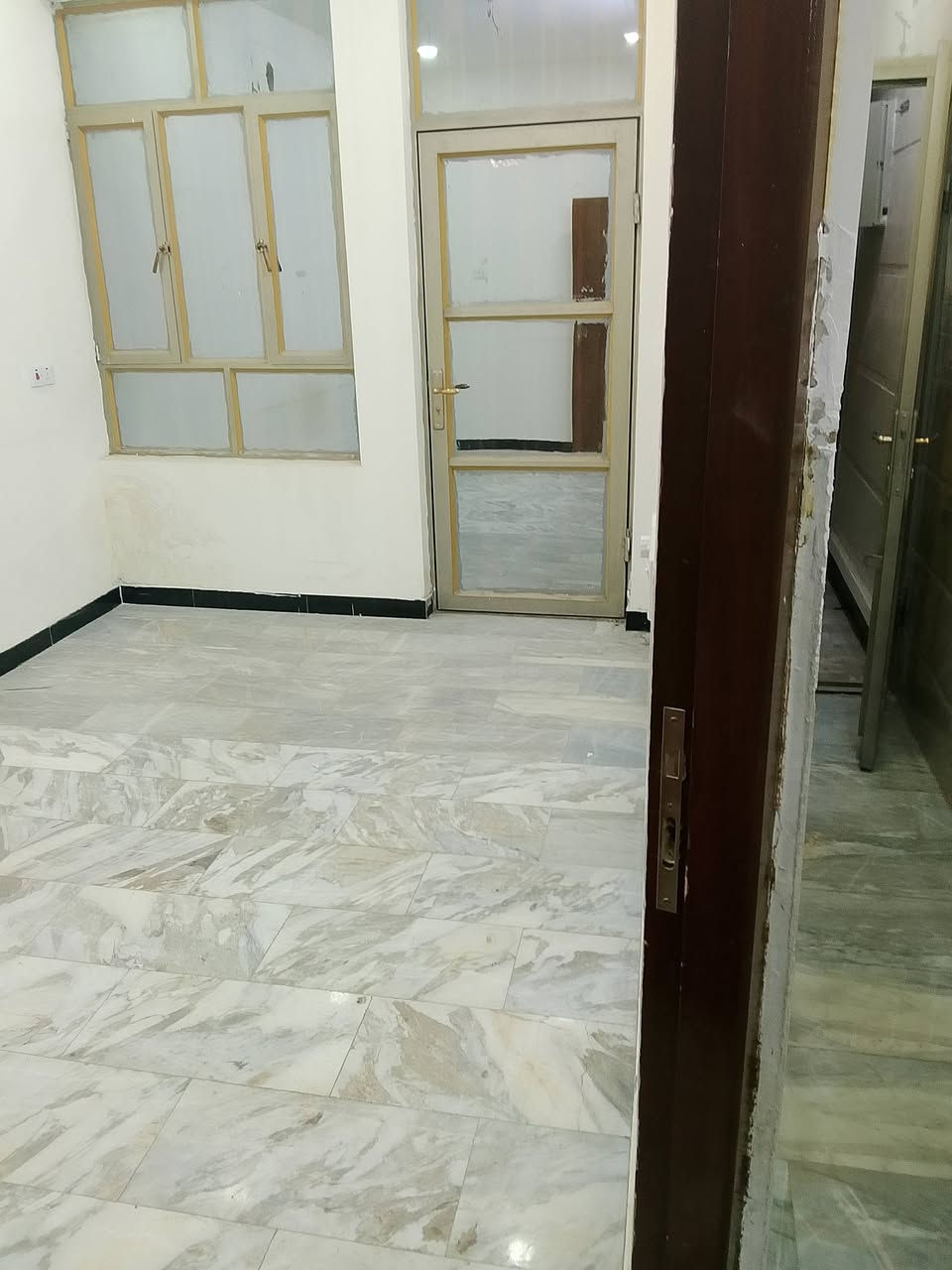 السلام عليكم يتوفر لدا مكتبنا مشتمل الايجار المساحه 50م مدخلين طابقين بناء حديث يحتوي على غرفتين نوم فوك وجوه استقبال ومطبخ وخدمات موقع المشتمل الشعب قرب شارع عدن خلف جامع الشروفي ماكو مقابيلك جيران مقابيل متنزه بدل الايجار 450قفل بدون عمله الاستفسار مكتب الشعب للعقار ***********
