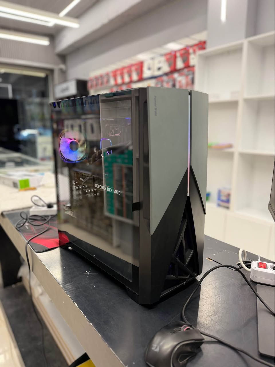 CPU: R5 7600
Motherboard: B650M-K GIGABYTE DDR5
GPU: RTX 5070 pny 3*fan 
RAM: 2*8 laxer 6000mhz  ddr5
STROGE:512  ssd nvme
PSU: 750W +80 SUMTAX WHITE
COOLER:liquid cooler deepcooll 360mm 
CASE: POWERTRAIN 4FAN ARGB

کەیسێکی گەیمینگ و زۆر بەهیز بۆ گەیمینگ و دیزاین 
زەمانی ٣ مانگی هەیە 
نرخی 1400$ 
گەیاندن بۆ هەموو شوێکێک هەیە 
*********** 
*********** أربيل, العراق
