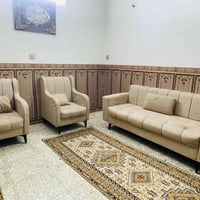تخم ٥ مقاعد لون بيجي نضيف تكمه وياه كوشات هديه السعر ١٣٠ وبيه مجال الع...
